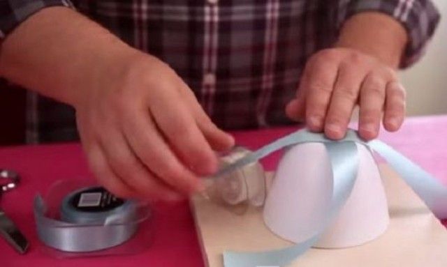 κολλάει μια κορδέλα σε ενα μπολάκι…To αποτέλεσμα..Εκπλήκτικο