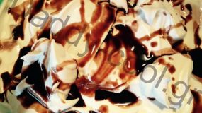 Αφράτο παγωτό βανίλια με σιρόπι σοκολάτας χωρίς παγωτομηχανή  από την Ελένη Μακροδημήτρη