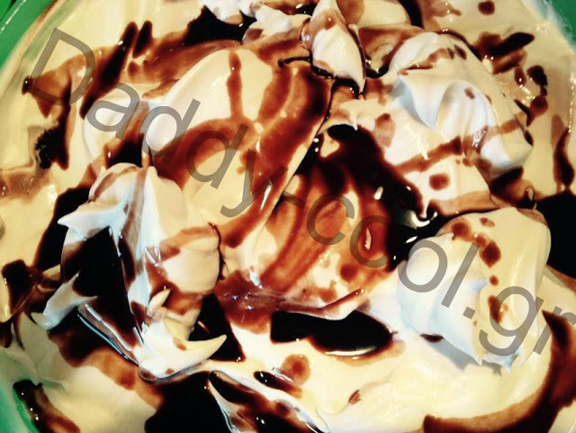 Αφράτο παγωτό βανίλια με σιρόπι σοκολάτας χωρίς παγωτομηχανή  από την Ελένη Μακροδημήτρη