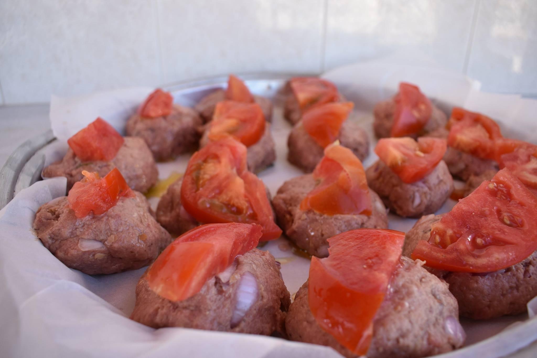 Μπιφτέκια γεμιστά με γραβιέρα και πιπεριά Φλωρίνης