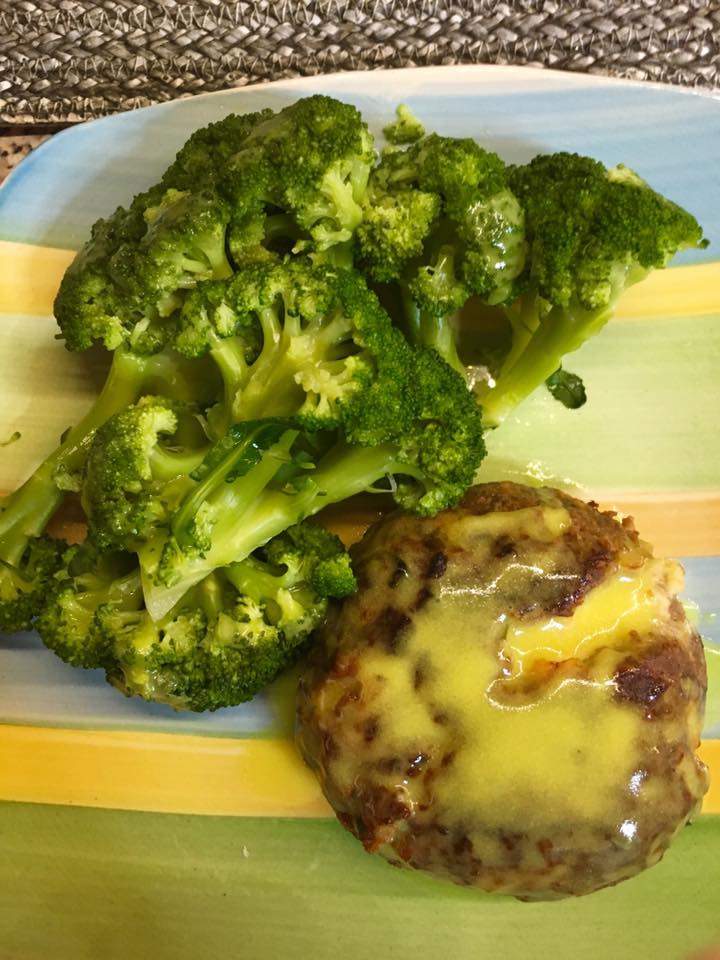 μπιφτέκι με τυρί από πάνω λιωμένο