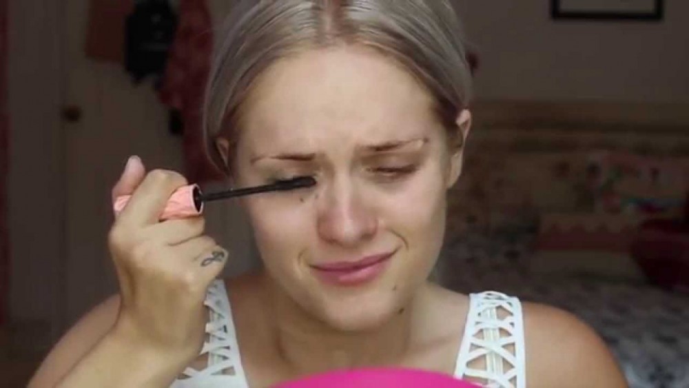 Η beauty blogger Jordan Bone κλαίει καθώς βάφεται και η ιστορία της  γίνεται viral