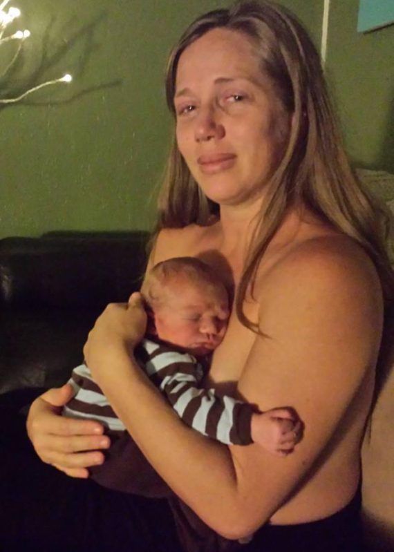 Μια μαμά σπάει τα στερεότυπα και μας λέει πως πραγματικά νιώθει μετά το τοκετο