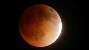 Φρενίτιδα για το τέλος του κόσμου: Το «ματωμένο φεγγάρι» και ο πάστορας που αναφέρει ότι ξεκινά η Αποκάλυψη