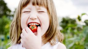 Πως θα πείσετε το παιδί να τρώει φρούτα, λαχανικά, ψάρι και όσπρια