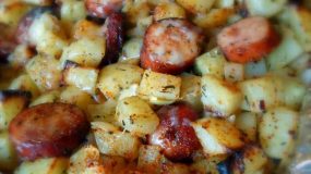Πατάτες με λουκάνικα στο φούρνο:Το γρήγορο και νόστιμο φαγητο