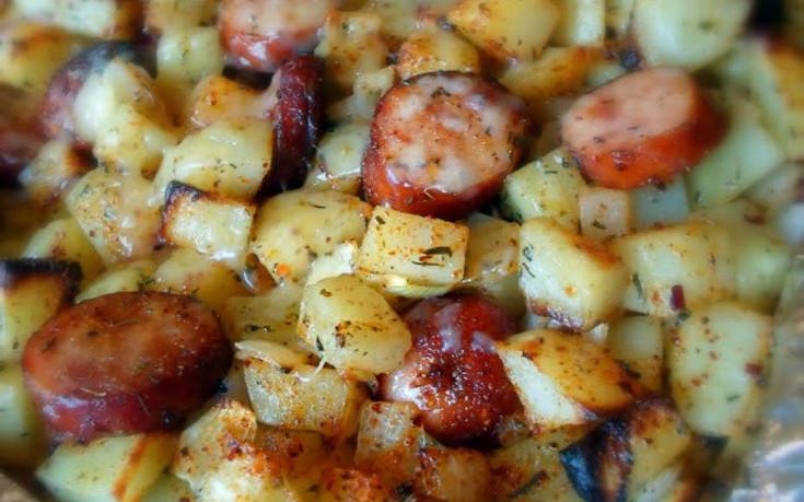 Πατάτες με λουκάνικα στο φούρνο:Το γρήγορο και νόστιμο φαγητο