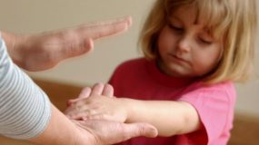 Χτύπας το παιδί σου στα χέρια ή στο ποπό; Δες τι προβλήματα υγείας μπορεί να αποκτήσει!