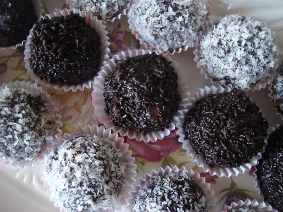 Εύκολα τρουφάκια με ζαχαρούχο