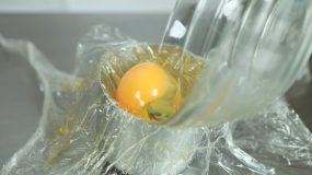 Με ένα σελοφάν φτιάξε το καλύτερο βραστό αυγο!