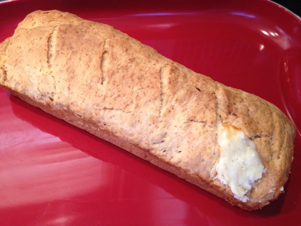 τυρόψώμο_γεμιστο_με_λουκανικα_και_μπεικον_daddy-cool.gr3_