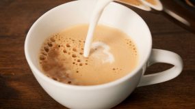 Δείτε τι συμβαίνει στο σώμα μας όταν βάζουμέ γάλα στον καφέ
