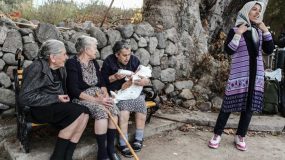 Η φωτογραφία που λύγισε το facebook!Ελληνίδες γιαγιάδες ταΐζουν νεογέννητο προσφυγόπουλο!