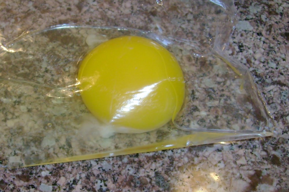Bάζει 2 αυγά σε μια σακούλα και μας δείχνει το πιο τρελό και νόστιμο κολπο