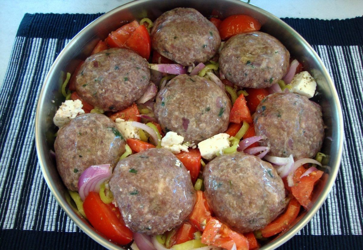 Μπιφτέκια μαγειρεμένα μαζί με τη χωριάτική σαλάτα στο ταψι!