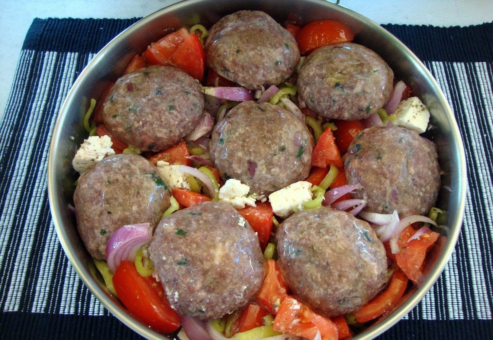 Μπιφτέκια μαγειρεμένα μαζί με τη χωριάτική σαλάτα στο ταψι!