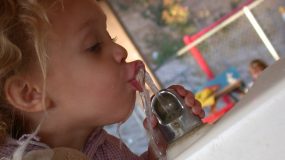 Δείτε γιατί το νερό είναι απαραίτητο για τα παιδιά