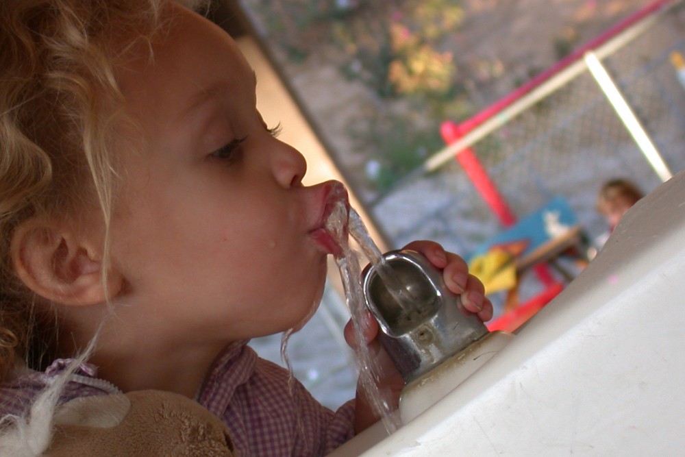 Δείτε γιατί το νερό είναι απαραίτητο για τα παιδιά