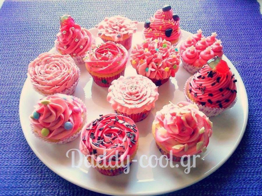 Cupcakes βανίλιας με φανταστική βουτυρόκρεμά φράουλα