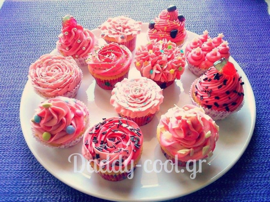 Cupcakes βανίλιας με φανταστική βουτυρόκρεμά φράουλα Cupcakes βανίλιας με φανταστική βουτυρόκρεμά φράουλα