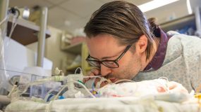Ένα βίντεο που θα σας ραγίσει την καρδιά:Η τραγωδία ενός νέου πατέρα