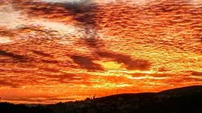 Μαγευτικό ηλιοβασίλεμα στην Εύβοια. Ο ουρανός πήρε φωτιά! ΕΙΚΟΝΕΣ