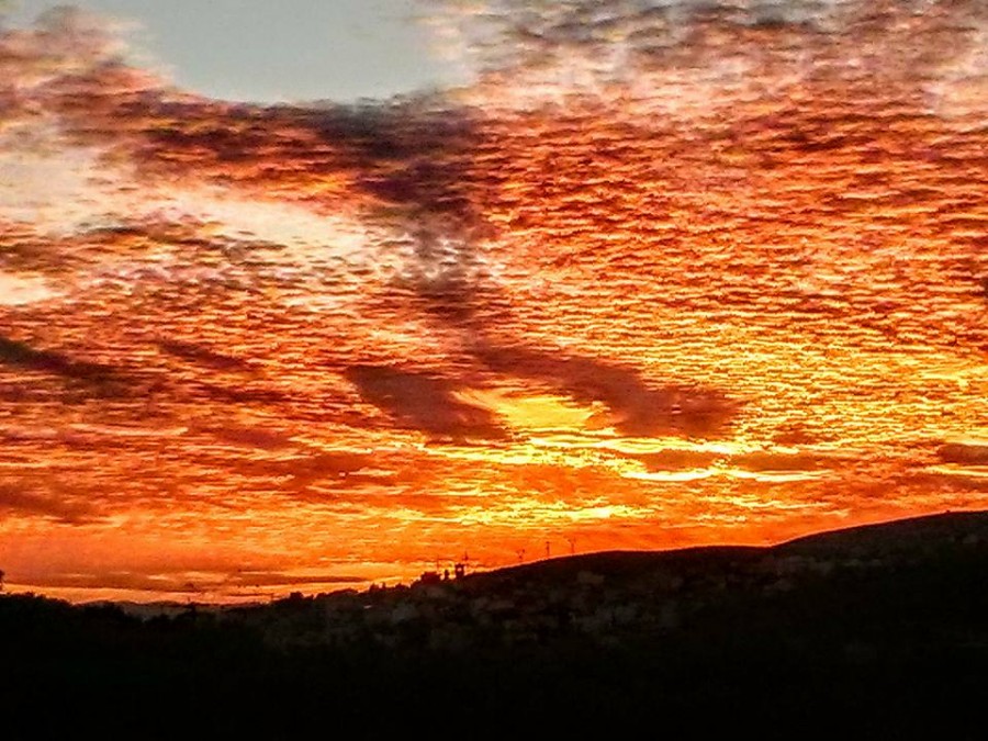 Μαγευτικό ηλιοβασίλεμα στην Εύβοια. Ο ουρανός πήρε φωτιά! ΕΙΚΟΝΕΣ
