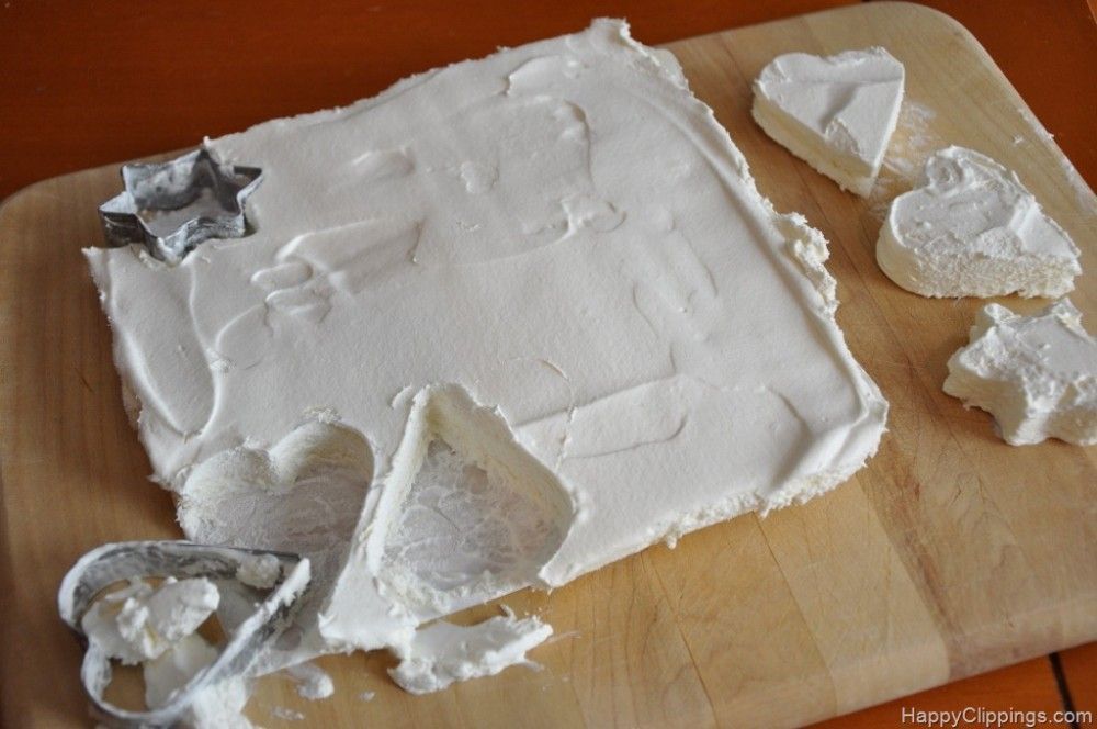 Γεμίζει μια φόρμα με σαντιγί και ένα άλλο υλικό και…Super χειμωνιάτικο κολπο