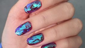 Glass nails: Τώρα μπορείς να τα κάνεις μόνη σου (video)