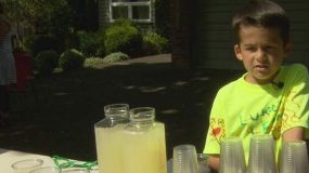 Πιτσιρίκος πουλάει λεμονάδες και ποπ κορν για να βοηθήσει την καρκινοπαθή μητέρα του