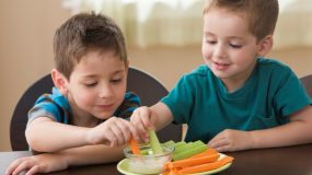 Ολα τα κόλπα για να τρώει το παιδί σας υγιεινά από την Αργυρώ Μπαρμπαρίγου