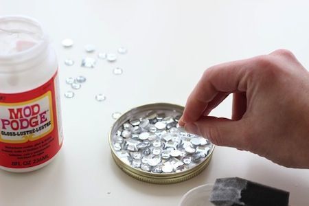 simple-rhinestone-ornament-craft-from-lids-02