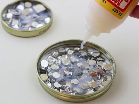 simple-rhinestone-ornament-craft-from-lids-04