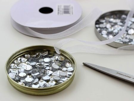 simple-rhinestone-ornament-craft-from-lids-05