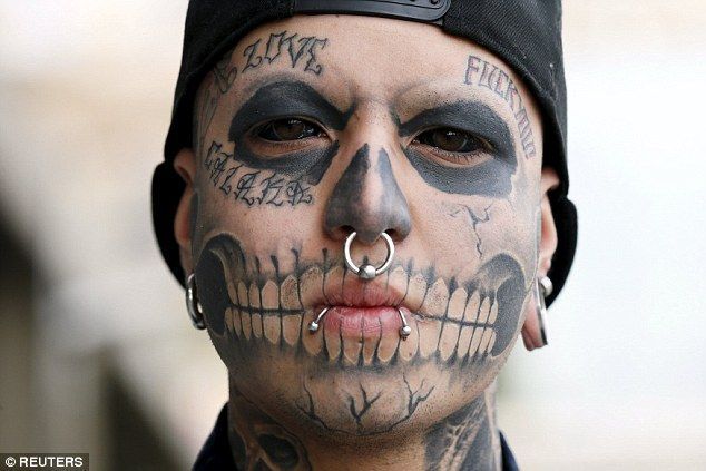 Τατουάζ στο μάτι: Η νέα επικίνδυνη μόδα που προκαλεί τύφλωση και καρκίνο ΕΙΚΟΝΕΣ