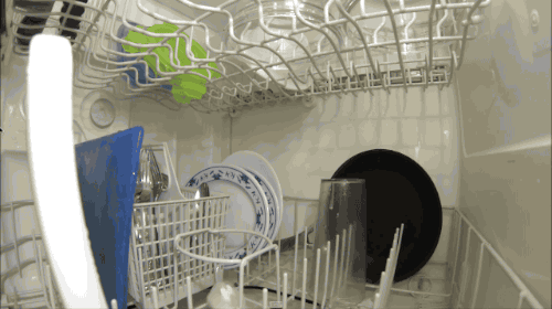 Έβαλε μια κάμερα μέσα σε ένα πλυντήριο πιάτων. Αυτό που κατέγραψε θα σας αφήσει άφωνους!