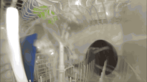 Έβαλε μια κάμερα μέσα σε ένα πλυντήριο πιάτων. Αυτό που κατέγραψε θα σας αφήσει άφωνους!2