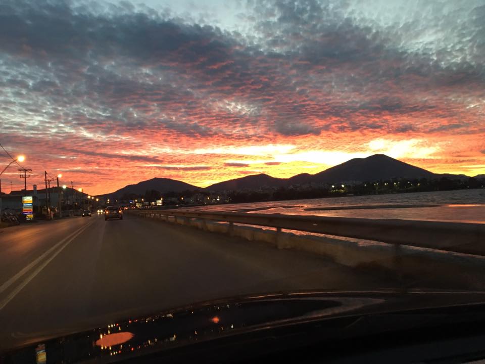 Μαγευτικό ηλιοβασίλεμα στην Εύβοια. Ο ουρανός πήρε φωτιά! ΕΙΚΟΝΕΣ