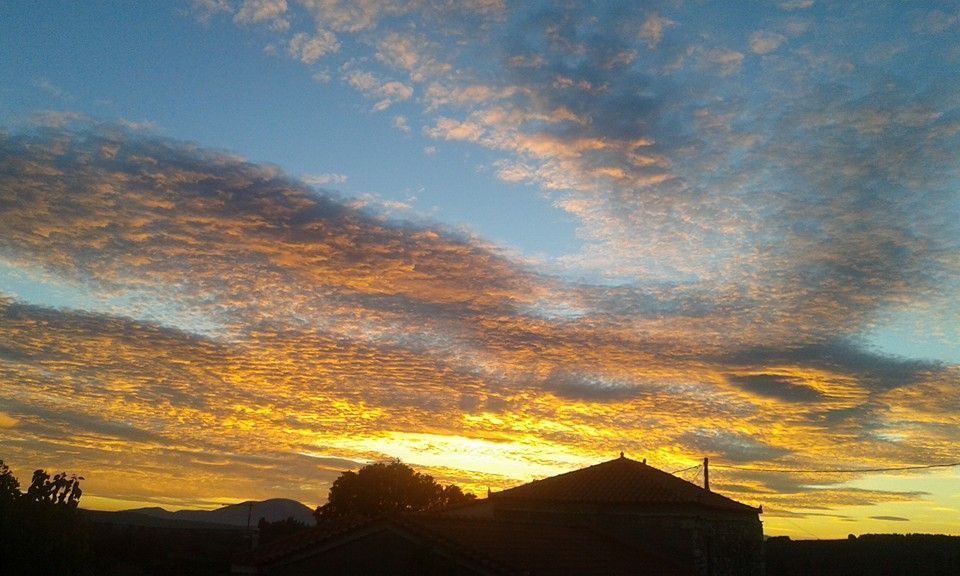 Μαγευτικό ηλιοβασίλεμα στην Εύβοια. Ο ουρανός πήρε φωτιά! ΕΙΚΟΝΕΣ