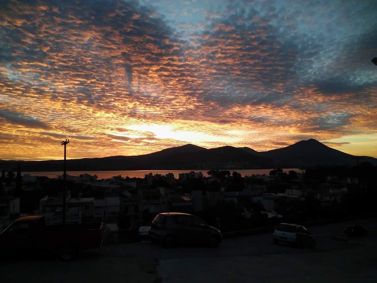 Μαγευτικό ηλιοβασίλεμα στην Εύβοια. Ο ουρανός πήρε φωτιά! ΕΙΚΟΝΕΣ