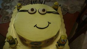 Ευκολή τούρτα minnion για το παιδικό πάρτυ