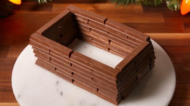 Ενώνει τις σοκολάτες και φτιάχνει υπέροχη Χριστουγεννιάτικη κατασκευή