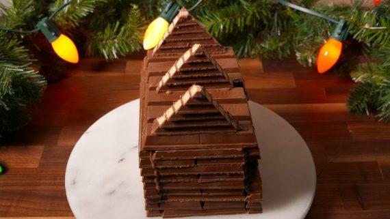 Ενώνει τις σοκολάτες και φτιάχνει υπέροχη Χριστουγεννιάτικη κατασκευή