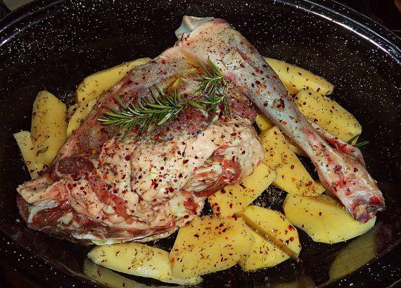 Αρνίσιο μπουτάκι στη γάστρα με πατάτες σκόρδο και πορτοκαλι