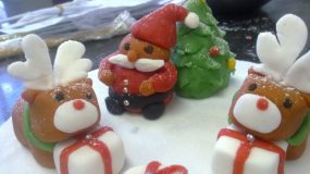 Με 4 μόνο υλικά φτιάξτε αυτα τα Χριστουγεννιάτικα  γλυκάκια!