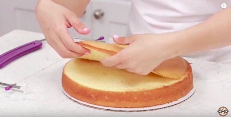 Κόβει το πάνω μέρος από το κέικ και δημιουργεί κάτι απίστευτο!ΒΙΝΤΕΟ