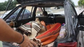 Οικογένεια με 3 μωρά ζούσε σε αυτοκίνητο στην Αλεξανδρούπολη. Αρνήθηκε να τους βοηθήσει η εκκλησία.