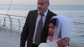 Μεσήλικας παντρεύτηκε μια 12χρονη και οι περαστικοί του έδιναν συγχαρητήρια! (VIDEO)
