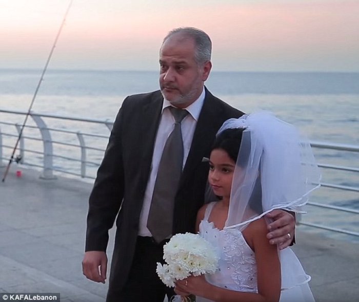 Μεσήλικας παντρεύτηκε μια 12χρονη και οι περαστικοί του έδιναν συγχαρητήρια! (VIDEO)