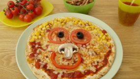 Συνταγή για Σπιτική πίτσα υγιεινή και θρεπτική για μικρούς και μεγάλους.Ιδανική για παιδιά!